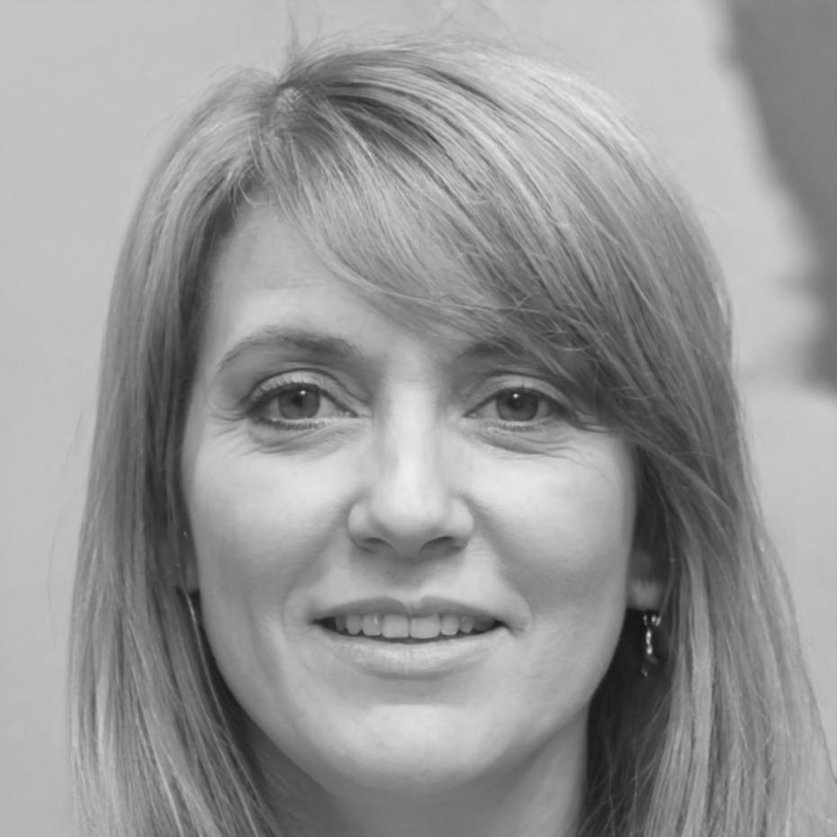 Retrato profesional de Amparo Ruiz, graduada del programa de gestión de redes